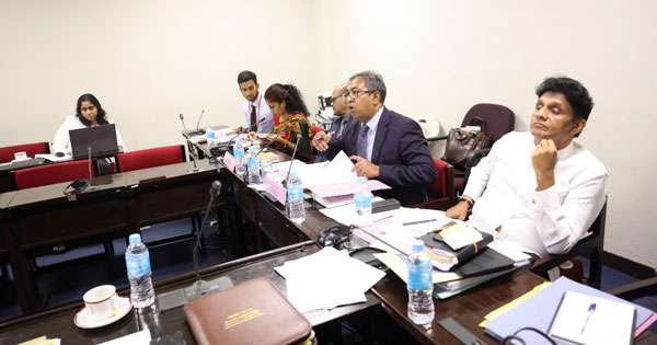 ලංකාවේ අවුල් ලිහන්න මුදල් කමිටුවෙනුත් තල්ලුවක්