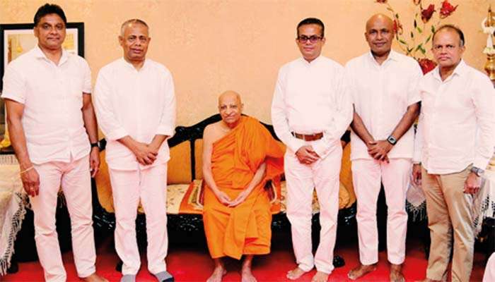 මහජන බැංකුවේ නව සභාපති සහ ප‍්‍රධාන විධායක නිලධාරි/ සාමාන්‍යාධිකාරි මල්වතු අස්ගිරි මහානාහිමිවරුන් බැහැදකිති