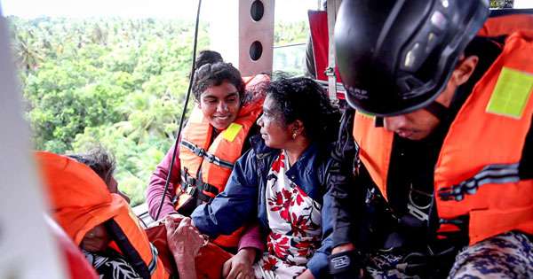 දෙමහල් ගොඩනැගිල්ලක වහලයේ සිරව සිටි තුනක් ගුවන් හමුදාවෙන් බේරා ගනී