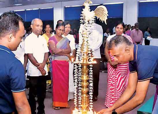 හේමාස් සමාගමේ සිප් දිරියෙන් දංකොටුවේ දරු දැරියන්ට පාසල් උපකරණ