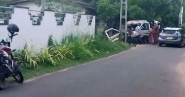 වෑන් රිය කණුවේ ගැටී දෙකක් මරුට:හතක් රෝහලට