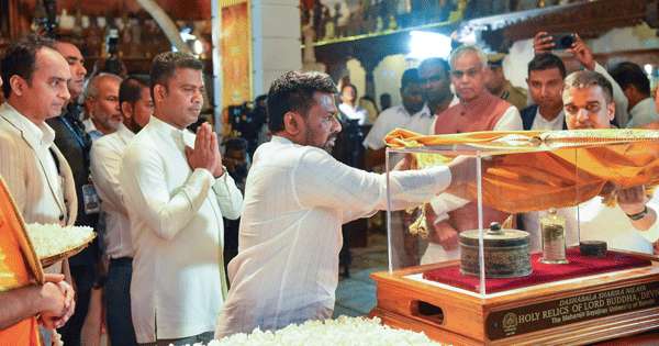 ජනපති සර්වඥ ධාතු වන්දනා කරයි