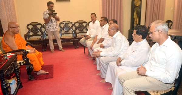 ඒකාබද්ධ විපක්ෂය අමරපුර මහා නා හිමි බැහැ දකී