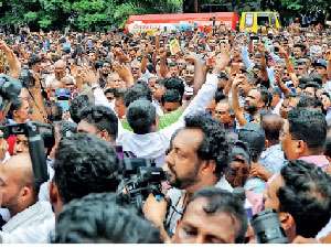 දේශපාලනයේ බිදවැටෙන වරප්‍රසාද
