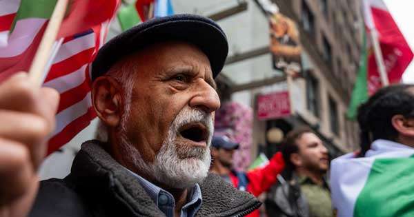 යුද්ධයකට බය නෑ: ඉරාන වැසියෝ පාරට බසිති