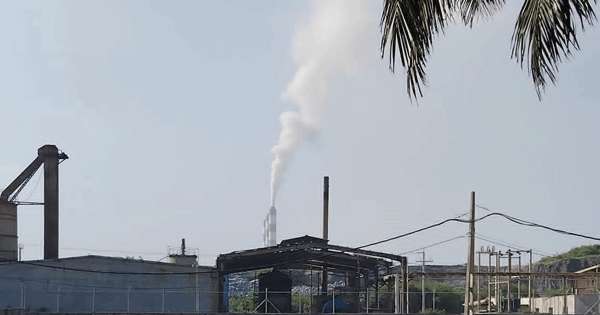 ලක් විජය බලාගාරයෙන් අමුතු දුමක්