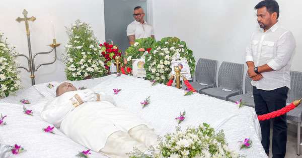 ජනපති මරියසෙල්ට අවසන් ගෞරව දක්වයි