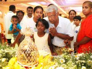 බුද්ධ රශ්මී වෙසක් කලාපයේ සර්වඥ ධාතු ප්‍රදර්ශනය අරලියගහ මැදුරේ දී