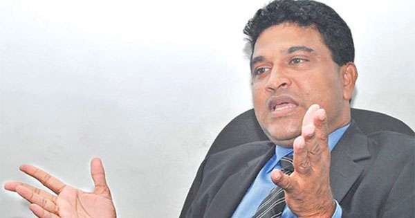 පාර්ලිමේන්තුවේ ලේකම් මණ්ඩලයේ අනෙක් නෝනයි මහත්තයත් පරිස්සමෙන් ඉන්න