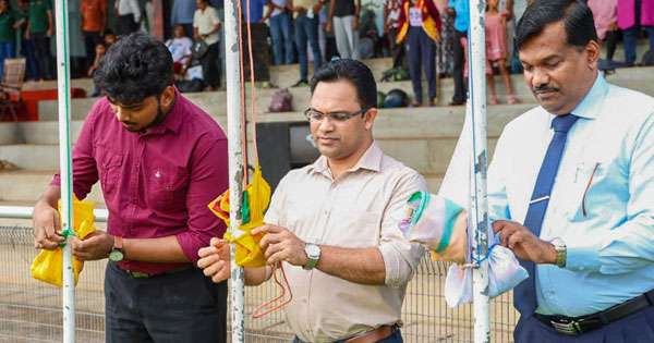 තරුණ සේවා සභාව හරි පාරට වැටිලා