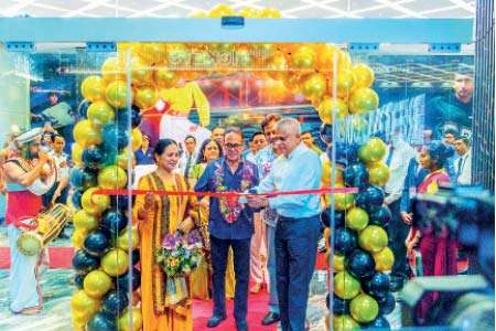 සිලෝන් තියටර්ස් නවතම රීගල් සිනමා ශාලාව පොළොන්නරුවේදී විවෘත කෙරේ