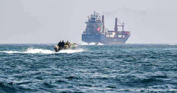 හෝමූස් හරහා යන්න අවසර චීන නැව්වලට පමණයි - ඉරානය