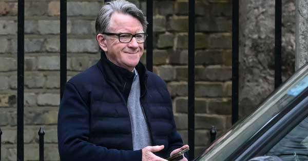 ඇමෙරිකාවේ හිටපු බ්‍රිතාන්‍ය තානාපතිවරයා අත්අඩංගුවට