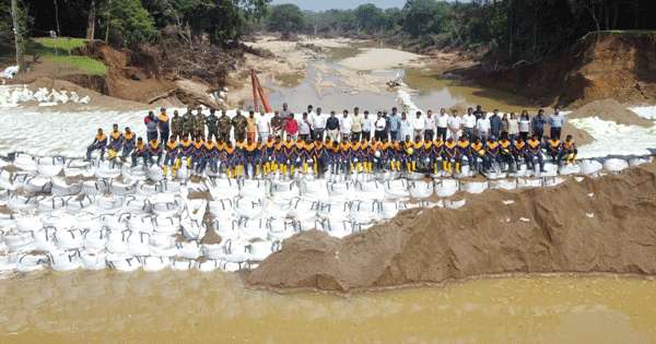 ඇළහැර අමුණට වැලිකොට්ට ගසා ජලය දෙයි