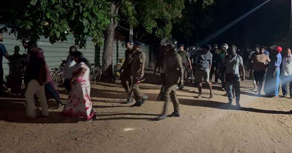 බිමත් යතුරුපැදිකරු පොලිසියට වෙට්ටු දාද්දී වැටී මරුට:කලබල වු පිරිස පොලිසියට පහර දෙති
