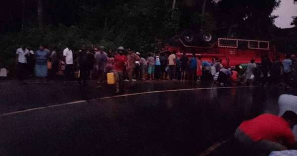 ඉන්ධන බවුසරය පාර හරහා පෙරළෙයි