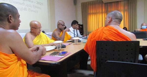 කුරුණෑගල හිතූ හිතූ තැන්වල පන්සල් දහම් පාසල් බෑ