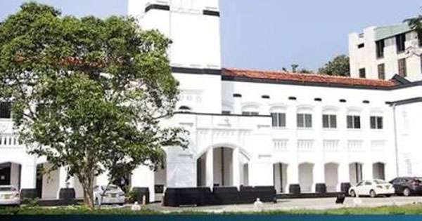 සරසවි සිසුවෙක් කොළඹ සරසවියෙන් ලක්ෂ 50ක වන්දි ඉල්ලයි