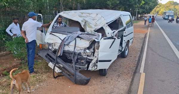 පාදුක්කෙන් අනුරාධපුර ගිය වෑන් රිය අලියකුගේ ඇඟේ හැපේ
