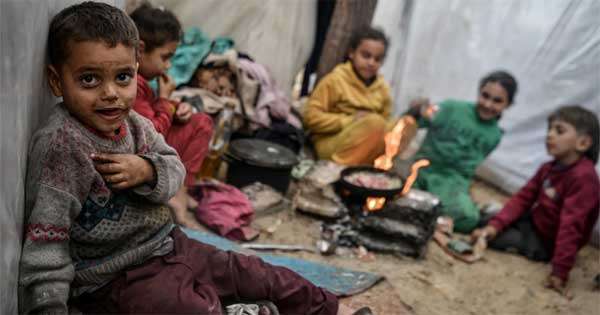 දැඩි සීත කාලගුණයෙන් ගාසා දරුවෝ 10 ක් මරුට