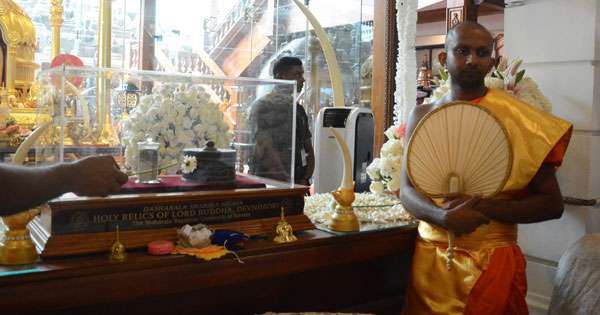 ගංගාරාම ධාතු වන්දනාවට මහා සෙනඟක්