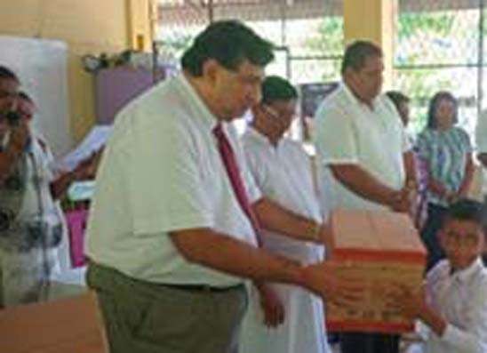 පාසල් දරුවන්ට හිස්වැසුම් බෙදා දීම