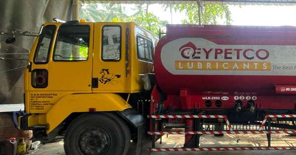 ඉන්ධන බවුසරයක් සමග අයෙක් මාට්ටු