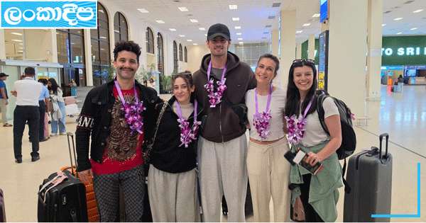 ලෝක පූජිත නාට්‍ය කණ්ඩායමක් දිවයිනට