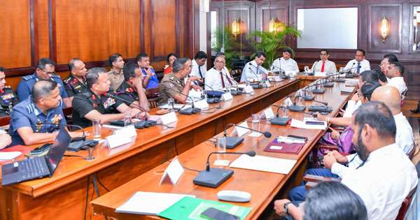 මහනුවර ඇසළ පෙරහරේ ප්‍රගතිය සාකච්ඡා කරයි