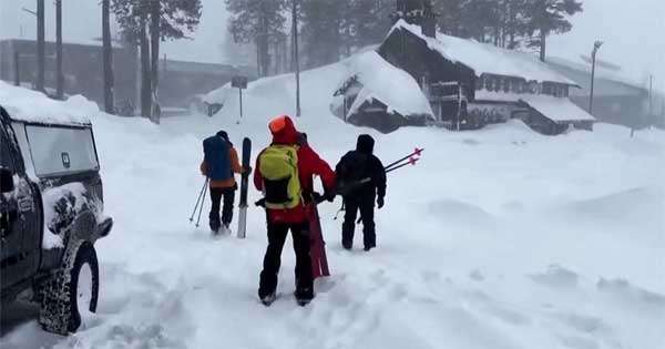 කැලිෆෝනියාවේ හිම කඳු නායයෑමක්