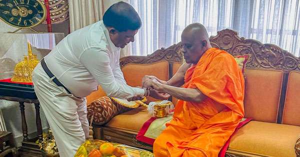 එජාප සභාපති මහ නාහිමිවරුන් බැහැ දකී