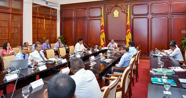 තෙල් ගැටලු බලන්න ඛනිජ තෙල් නිලධාරීන් පහක්