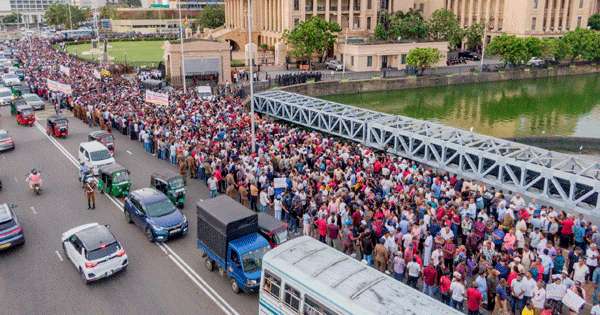 ’’අරගලයේ පුරවැසියෝ’’ මහ සෙනඟක් ජනපති කාර්යාලය අසලට