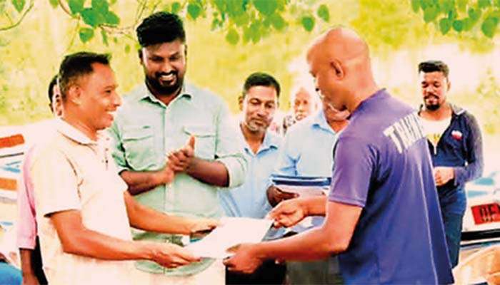 දිට්වාවෙන් ධීවර යාත්‍රා විනාශ වූ ධීවර කාර්මිකයන්ට නව යාත්‍රා