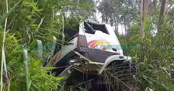 ලොරිය අඩි 200ක් පහළට: රියදුරු -සහයක රෝහලේ