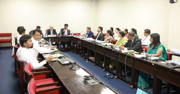 වාහන අංක තහඩු ප්‍රමාදය ගැන වාර්තාවක් ඉල්ලයි