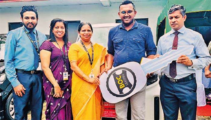 පිටිගල ලංකා බැංකු ශාඛාවේ වාහන ලීසිං ප්‍රදර්ශනයක්