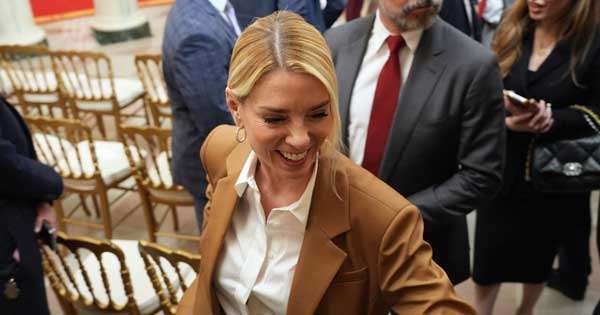 ඇමෙරිකන් නීතිපති පෑම් බොන්ඩි ධුරයෙන් යයි