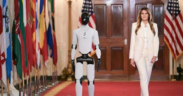 ධවල මන්දිරයට රොබෝවෙක් ඇවිල්ලා