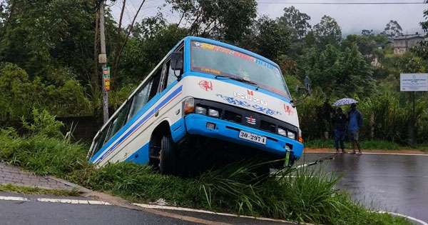 බස් අනතුරින් සිසුවියෝ පහකට රෝහලට