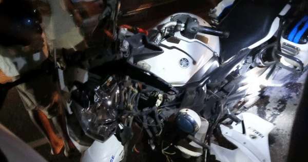 සැක මෝටර් රථයක් පසුපස පැන්නූ පොලිස් යතුරු පැදිය අනතුරක