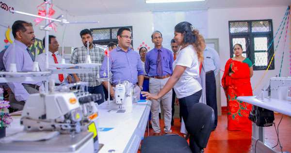 ඇඟලුම් ව්‍යවසායන්ට යොවුන් සේනාංකයෙන් තල්ලුවක්