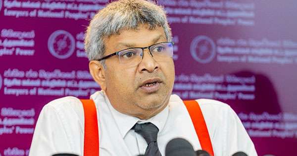 විමර්ශන සලේගෙන් උඩට ගියාම මහ මොලකරු හමුවෙනවා