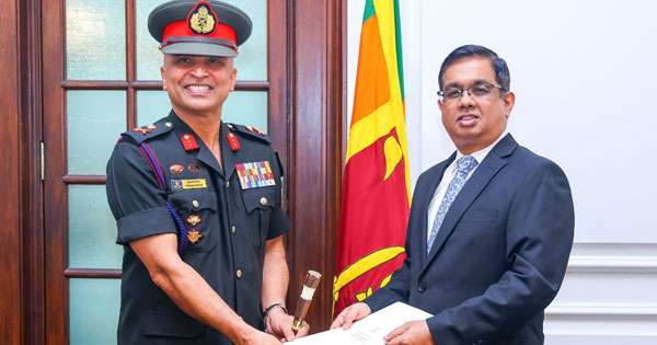 නව හමුදාපතිට පත්වීම් ලිපිය බාරදෙයි