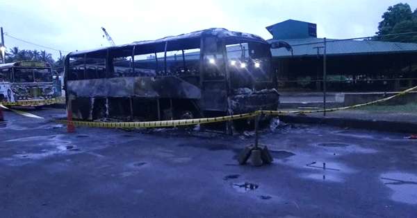 නවතා තිබූ සැප බසයකට ගිනි තියලා