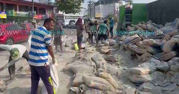 සිමෙන්ති ලොරිය මහපාරේ පෙරැළෙයි