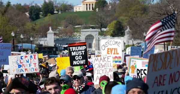 ට්‍රම්ප්ට එරෙහි දැවැන්ත විරෝධතා
