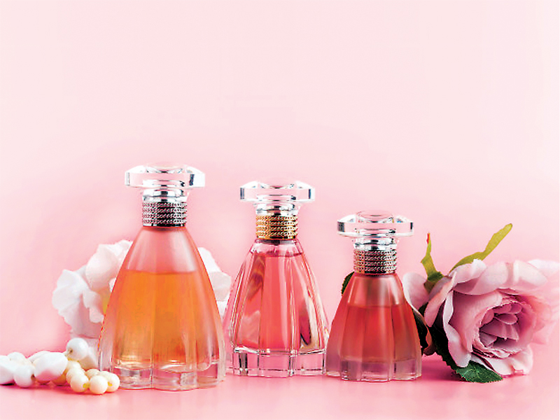 perfume-bottle-with-roses-pink-fabric_127657-878