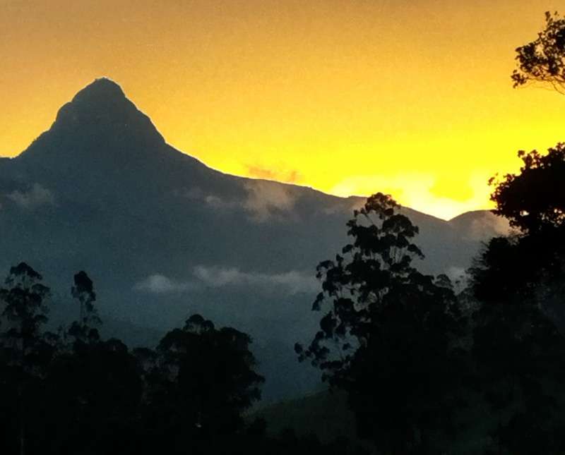 සකිසද පෙනේ සමනොළ ගල නැගෙනහිර