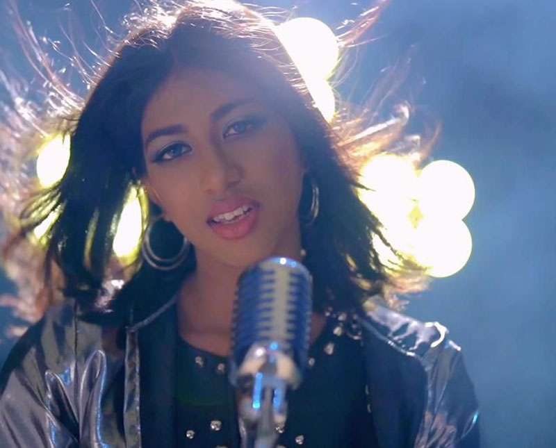 තවත් තනි තරුවක් තරුවක් සේ කරළියට